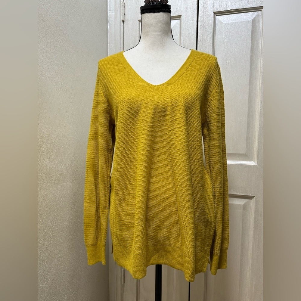 Gap Women L Textured Mustard V-Neck Merino Wool Blend Soft Sweater